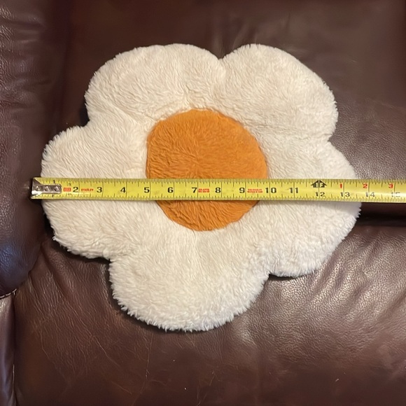 🌼 Daisy accent pillow - Picture 3 of 3